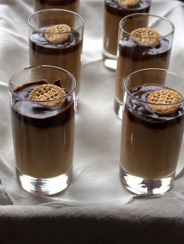 vasitos de crema de galletas y chocolate