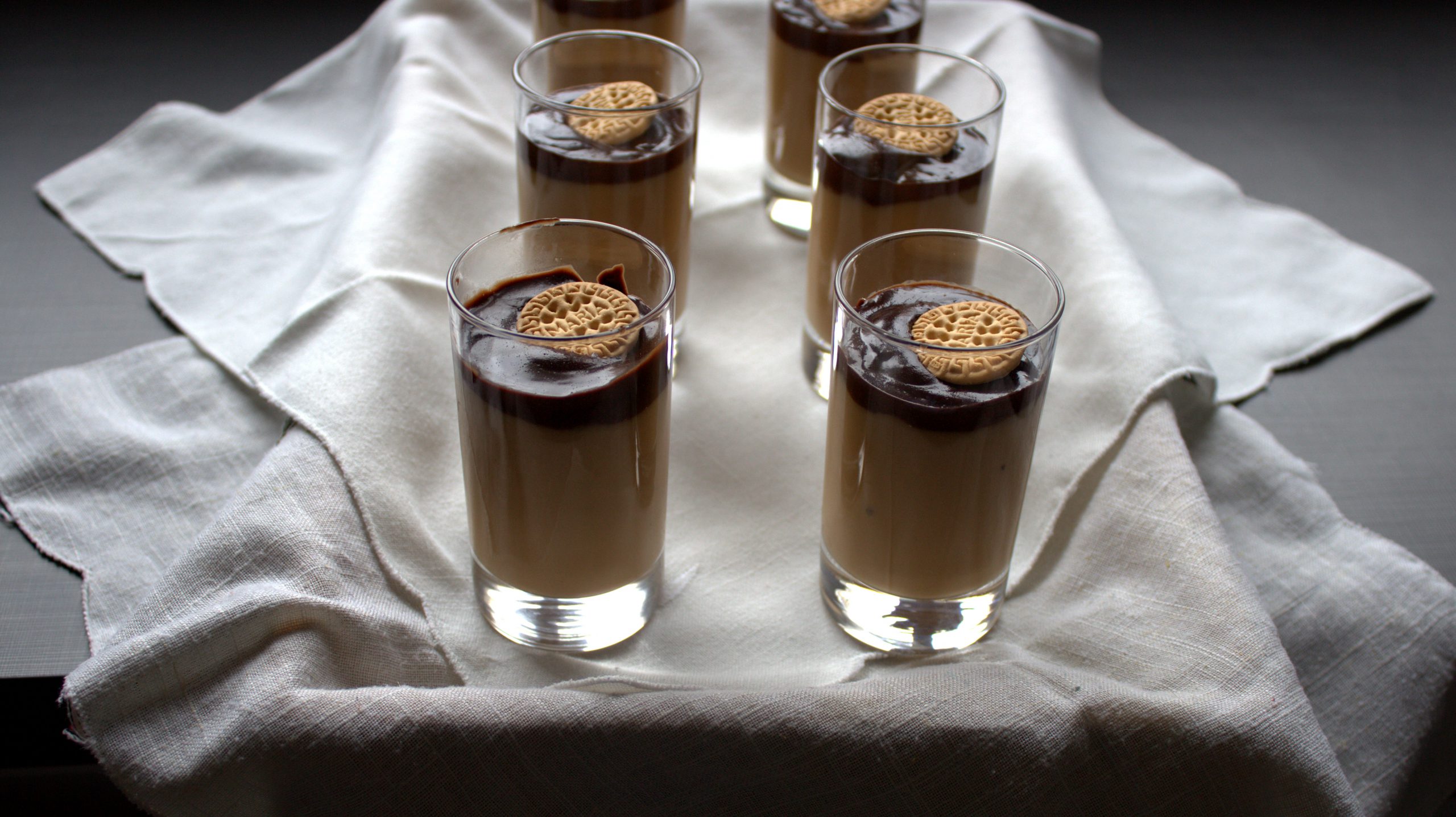 vasitos de crema de galletas y chocolate