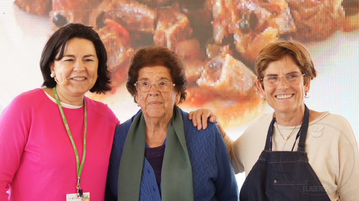 Catalina Ribas de Can Puvil y Victoria Baos de Restaurante Sa Caleta junto con Julia Pérez Lozano