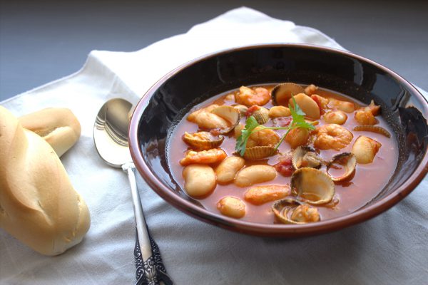 Judiones con gambas y berberechos 