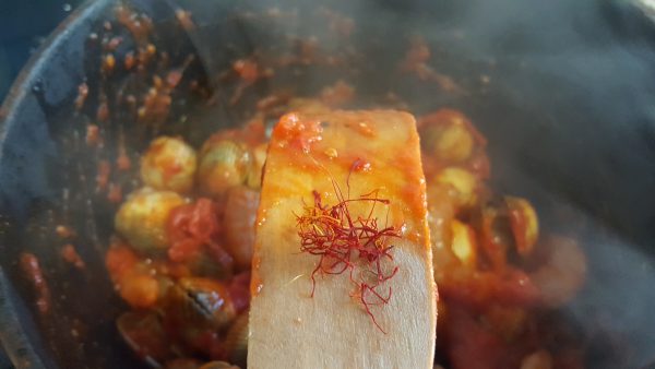 Añadimos las gambas peladas y el pimentón. Mezclamos.