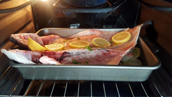 Repartimos el limón, cortado en rodajas, por encima y horneamos (esta vez colocamos la fuente en el centro del horno), durante 15 minutos.