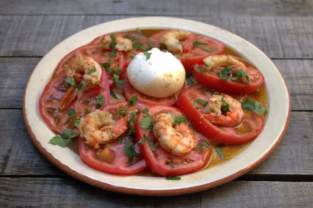 ensalada de tomate con burrata y gambones
