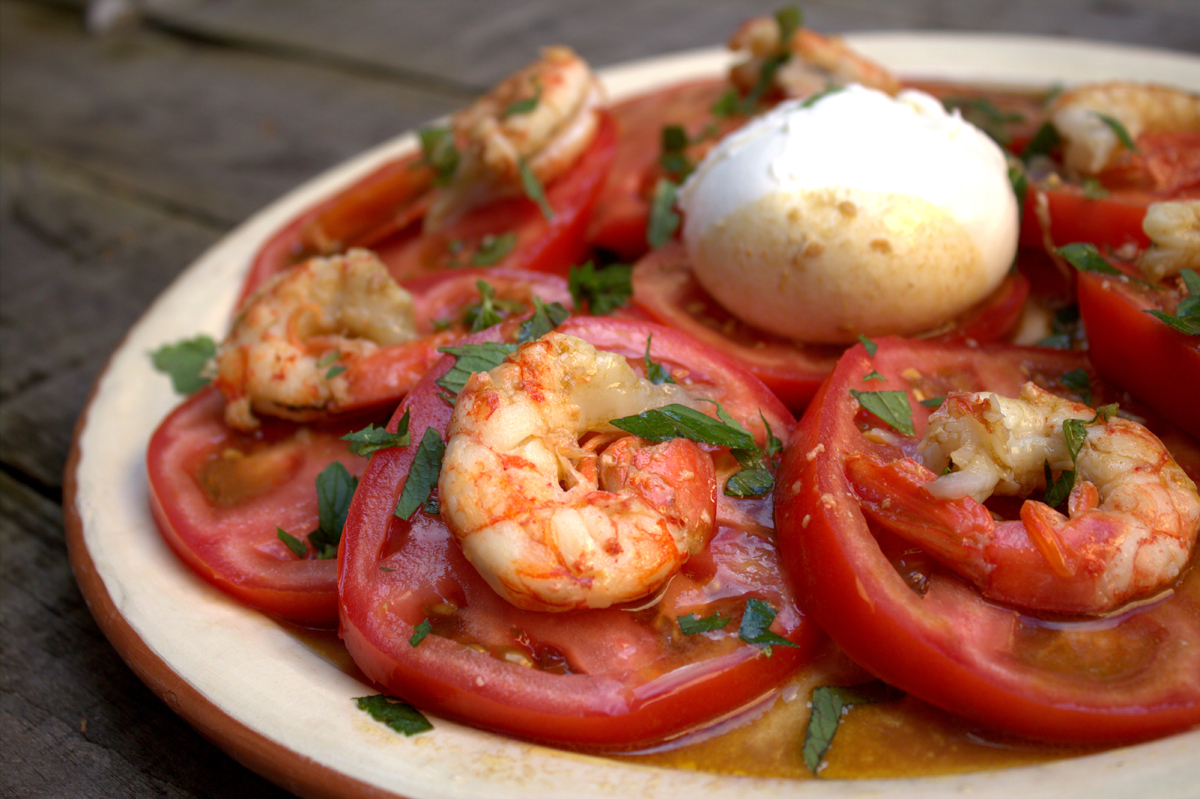 Ensalada de tomate y burrata con gambones salteados | El Aderezo | Blog de Cocina, Gastronomía y