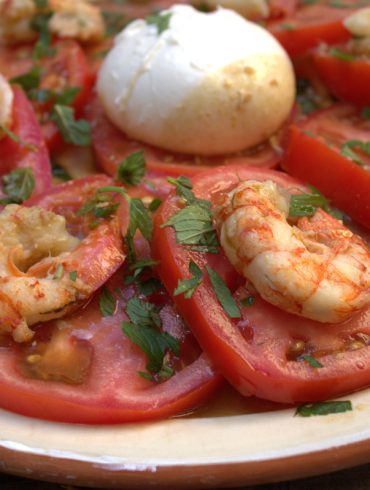 ensalada de tomate con burrata y gambones