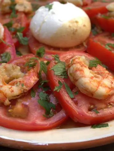 ensalada de tomate con burrata y gambones