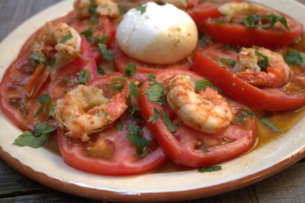 Ensalada de tomate y burrata con gambones salteados