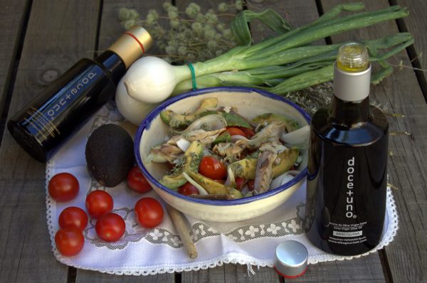 Aderezamos la ensalada con un aceite de oliva virgen extra de calidad.