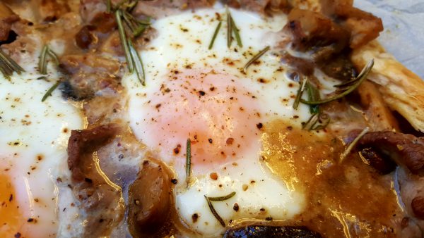 Sacamos la tarta de boletus del horno. Degustamos en ese momento, pasadas unas horas o al día siguiente.