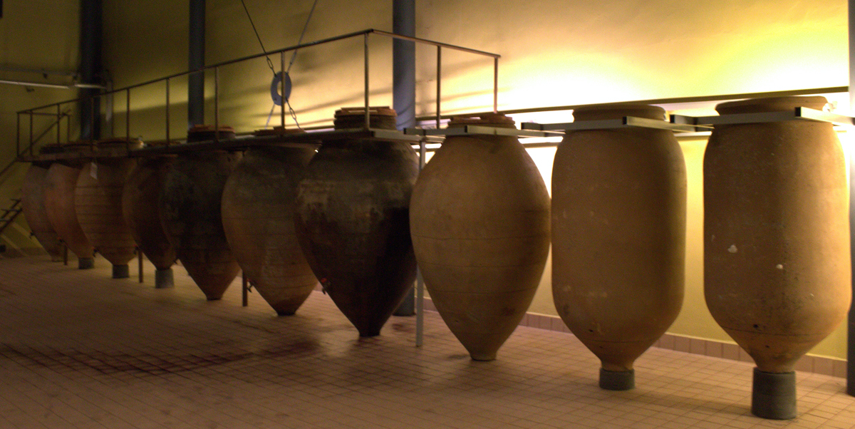 Tinajas de barro en Bodegas PradoRey