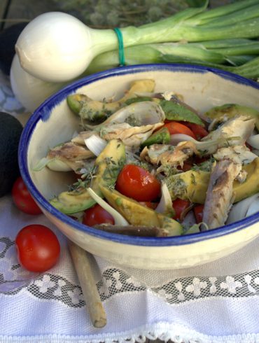 verdel escabechado con cherrys y aguacate