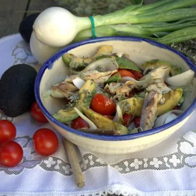 verdel escabechado con cherrys y aguacate