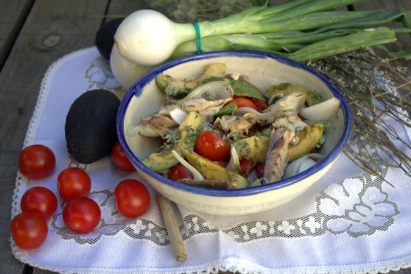 Ensalada de verdel en escabeche con aguacate, cebolleta y tomates cherry