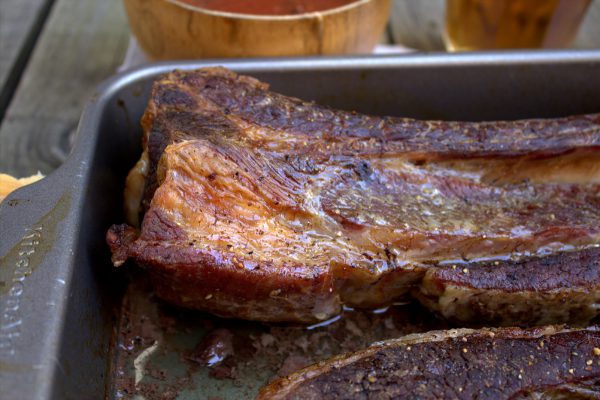 A la mañana siguiente apagamos hasta que falte una hora antes de servir en la mesa. Entonces destapamos, damos la vuelta a las costillas y volvemos a encender el horno. Esta vez a 180º, durante 30 minutos o hasta que se dore la capa superior.