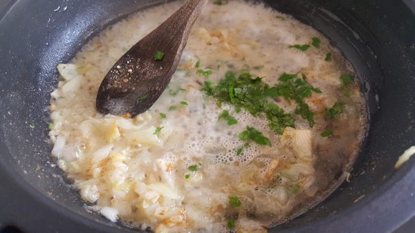 Echamos una cucharada rasa de harina y doramos. Añadimos el perejil picado y vertemos dos cazos de caldo de pescado y removemos con la ayuda de unas varillas hasta que no quede ningún grumo. La salsa no tiene que quedar muy espesa, si te queda así añade más caldo de pescado o agua si no te queda.