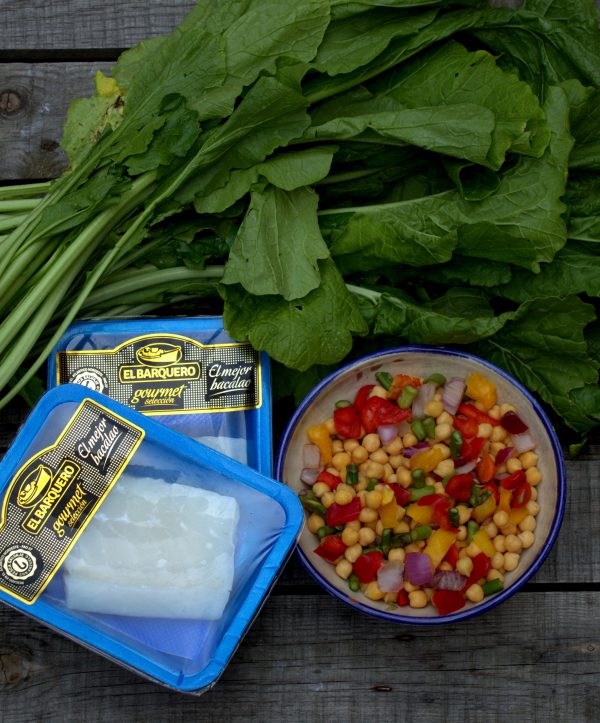 Añadimos las verduras picadas (se encuentran muy fácilmente en la zona de verduras refrigeradas de grandes superficies). Salteamos nuevamente unos minutos más.