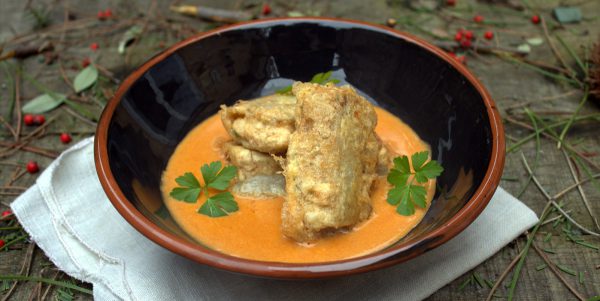 Cardo relleno de gambas en salsa marinera