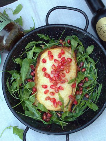 Queso Pata de Mulo al horno con vinagreta de miel y granada