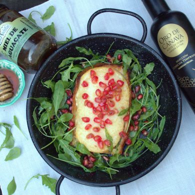 Queso Pata de Mulo al horno con vinagreta de miel y granada