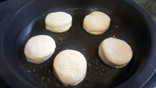 Cuando tengamos todos los discos de masa de muffins cortados, tapamos con un paño y dejamos levar nuevamente hasta que doble su volumen.  Con los restos de la masa podemos preparar unos bastones de pan. Para ello tan solo tendremos que cortarles (con la mano) al mismo tamaño y darles forma cilíndrica. Colocamos papel de horno sobre una bandeja de horno. Colocamos los bastones de pan sobre ella, tapamos con un paño y dejamos levar al igual que los muffins de pan. 