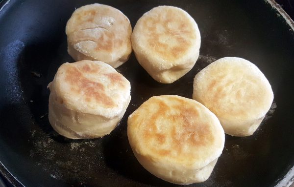 Cocinamos los muffins o panecillos ingleses en una sartén antiadherente a baja temperatura durante 5 minutos por cada lado.
