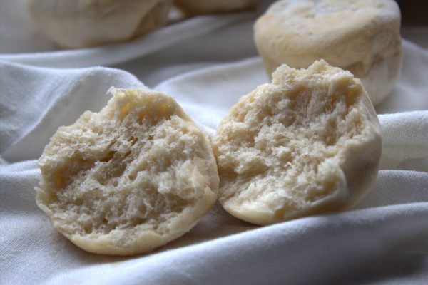 Una vez tengamos todos los muffins o panecillos ingleses hechos, podremos degustarlos como más nos gusten.