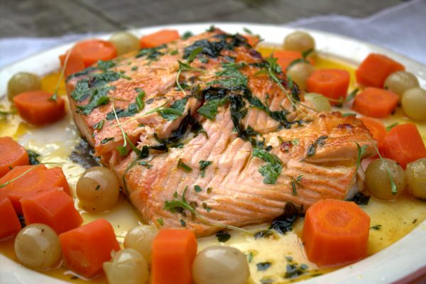 Servimos el Salmón a la naranja en platos, salseamos y degustamos.