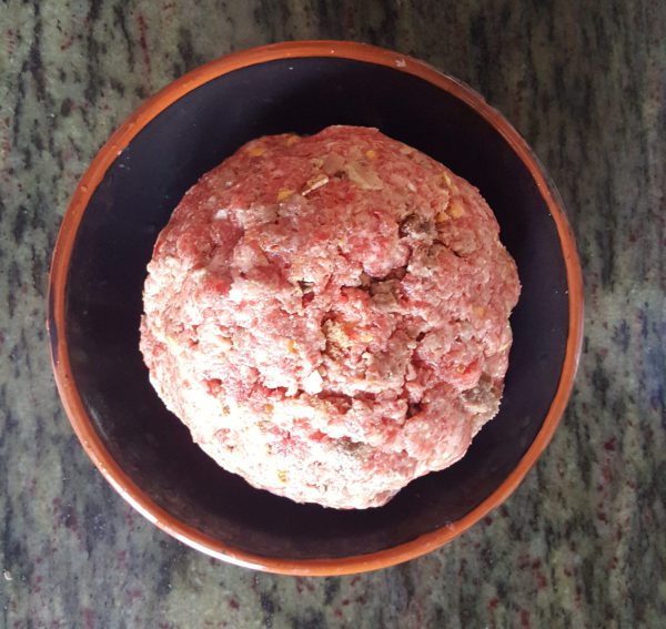 Formamos una bola y después empezamos a preparar las albóndigas de carne.