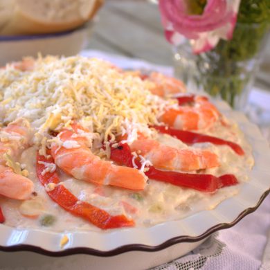 ensaladilla rusa con langostinos y atun