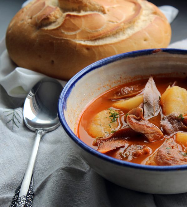 Si te das cuenta, no hemos puesto en  ningún momento sal al guiso, ya que el caldo de verduras o carne está más o menos sabroso. A media cocción comprueba el punto de sal. Si hiciera falta, añades a tu gusto.