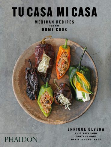 Tu Casa Mi Casa es el nuevo libro del chef Enrique Olvera, un destacado talento de la escena gastronómica internacional que ha reivindicado la cocina de su México natal y ha recibido elogios en todo el mundo.