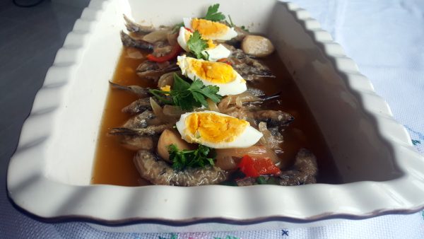 Cuando estén las verduras escabechadas, retiramos, y vertemos sobre los boquerones rebozados.