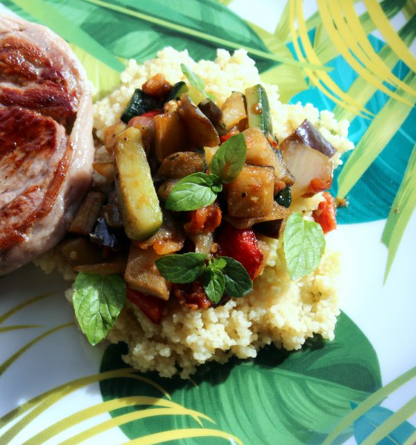 En lo que se hace la carne del ternasco, colocamos la sémola o cuscús sobre una bandeja.