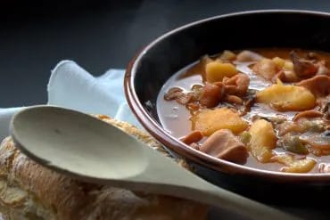 Guiso de patatas con chipirones
