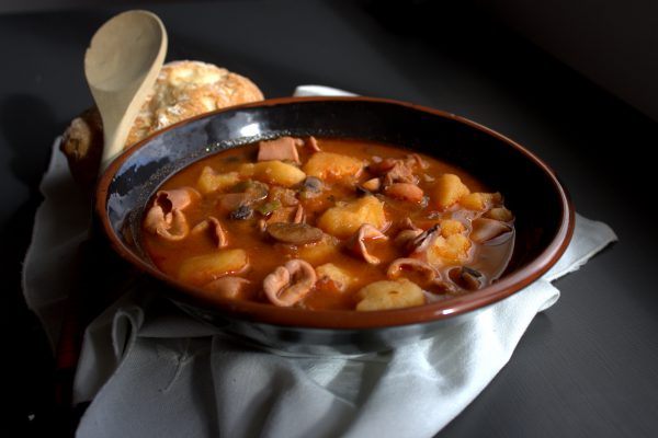 Vierte un poco del caldo en el vaso, mezcla y vuele a echarlo al guiso, para que la patata haga de espesante.