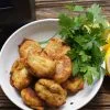 Buñuelos de bacalao esponjosos servidos en plato