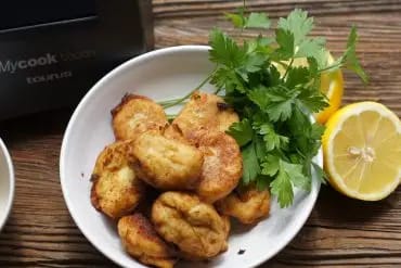 Buñuelos de bacalao esponjosos servidos en plato