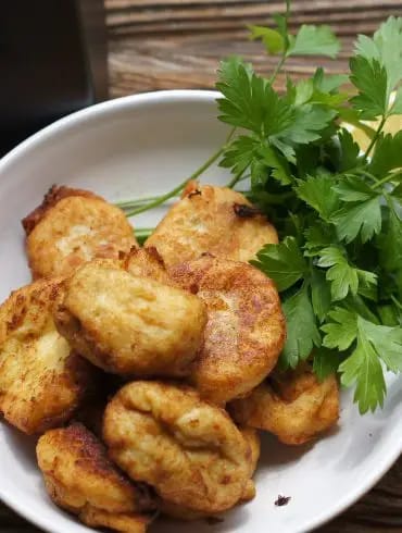 Buñuelos de bacalao esponjosos servidos en plato
