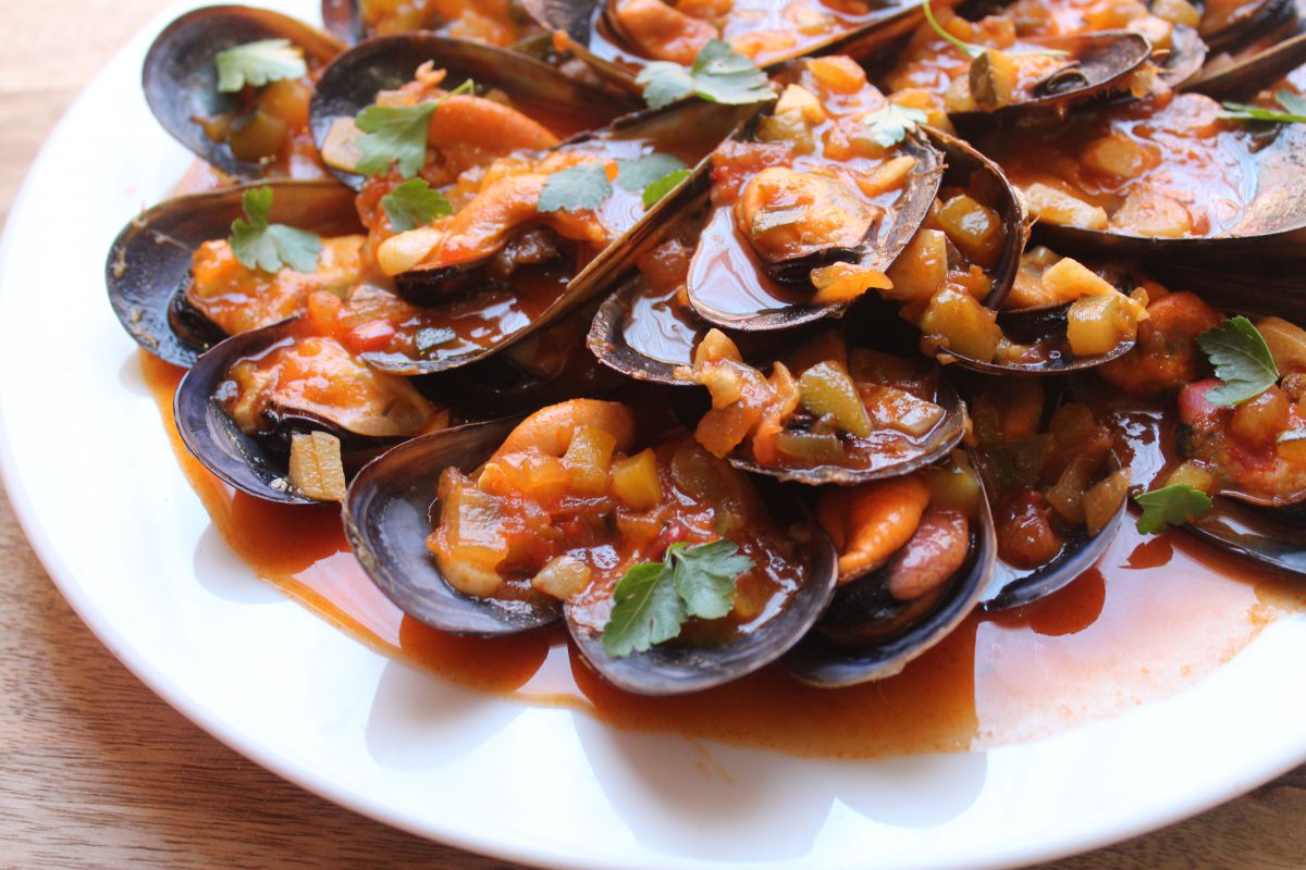 Mejillones con pisto picante