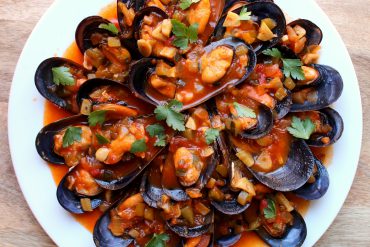 Mejillones con pisto picante