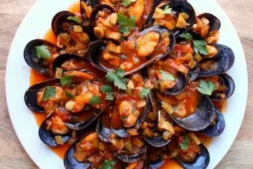 Mejillones con pisto picante