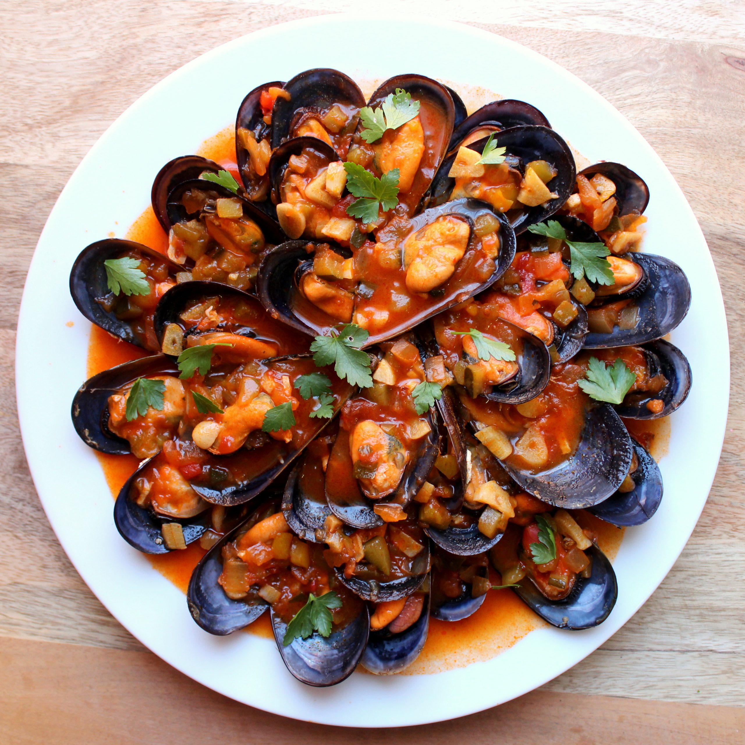 Mejillones con pisto picante