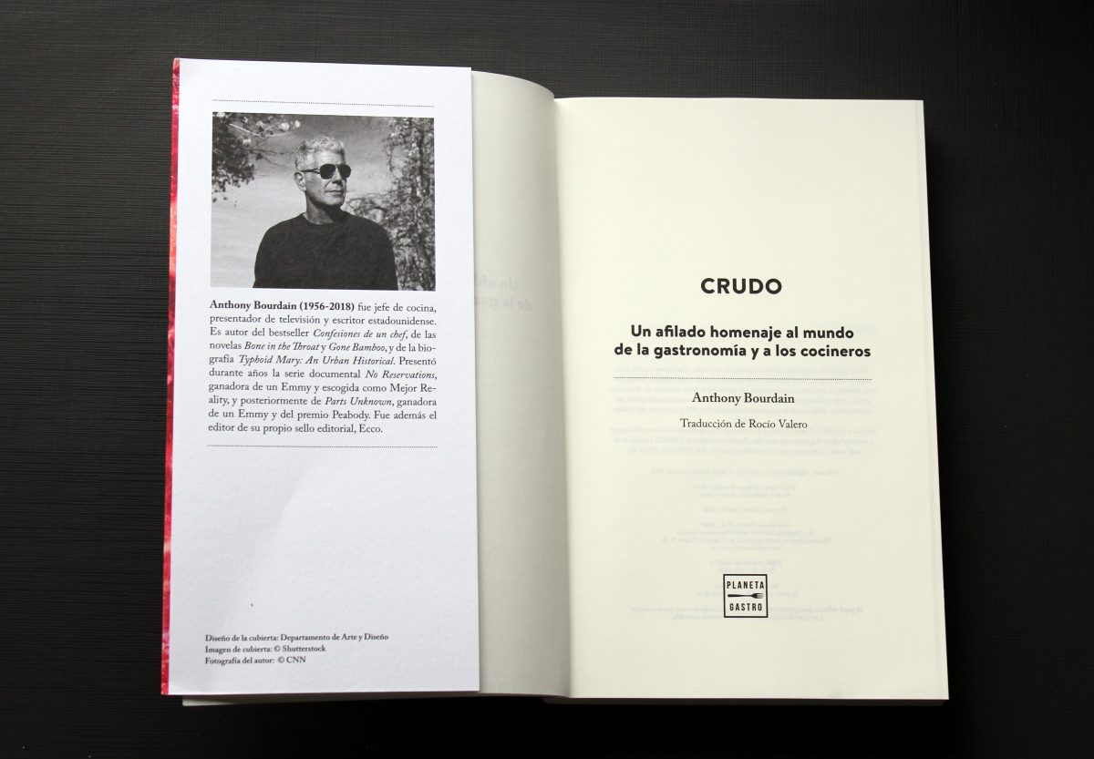 Fiel a su estilo, Anthony Bourdain no se muerde  la lengua ni deja títere con cabeza: lo más granado de este mundo atraviesa estas páginas, ganándose en el paseo el elogio sincero y la no menos sincera censura. "Crudo" nos desvela, con decisión y ganas, los velos que alteran nuestra percepción del mundo gastronómico y sus engolados habitantes. Y todo empieza con una misteriosa cumbre culinaria de aires mafiosos…  "Un título de cocinero te será enormemente útil, pero solo hasta cierto punto. Un año trabajando en Mugaritz, en Arpège o en Arzak puede cambiarte la vida, puede convertirse en la ruta que te lleve directamente hacia otras cocinas de primera fila. Todos los grandes chefs se conocen entre ellos. Deja a uno satisfecho y lo más probable es que este te coloque con alguno de los demás.
