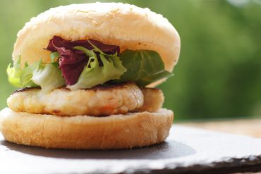 Hamburguesa de merluza y langostinos