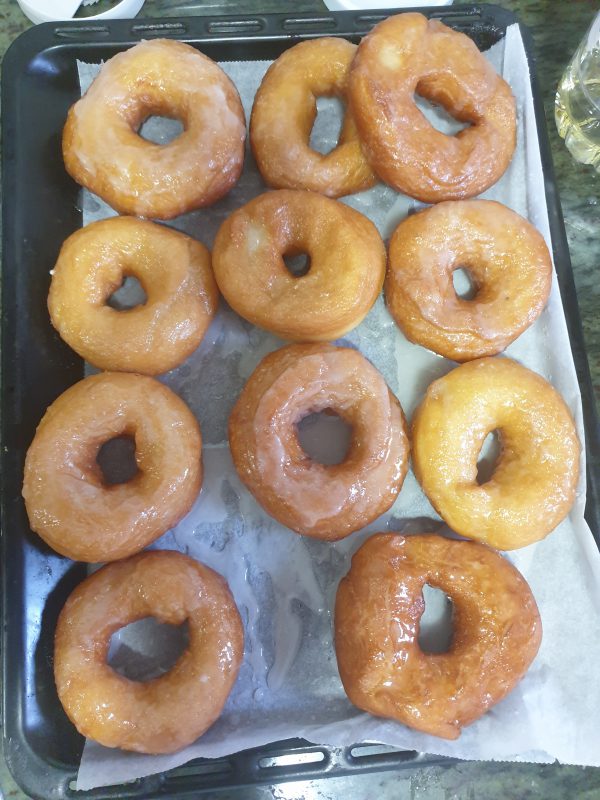 Colocamos los donuts sobre una rejilla y esparcimos el glaseado por encima de los donuts con la ayuda de una cuchara.