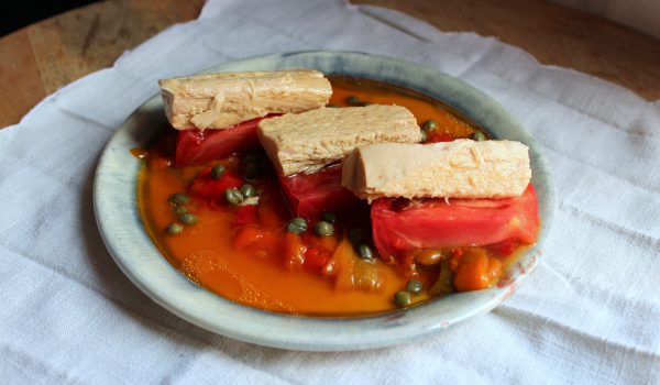 Ensalada de tomate con bonito del norte y pimientos asados