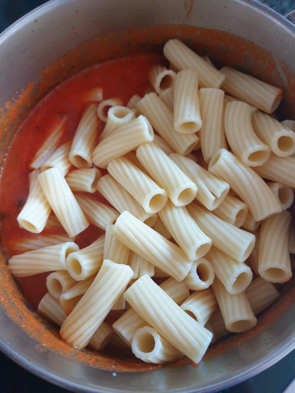 Escurrimos la pasta y vertemos sobre la cazuela donde teníamos la salsa.