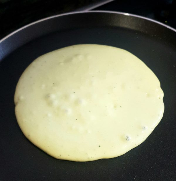 En cuanto veamos salir burbujitas de la masa, la damos la vuelta con la ayuda una espumadera o espátula.