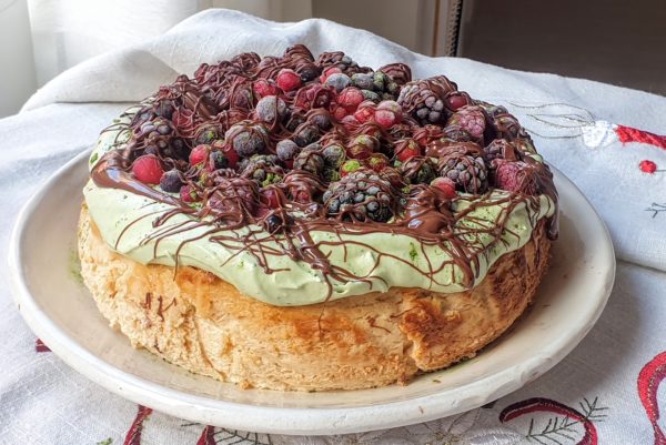 Con la ayuda de un tenedor, decoramos la superficie de la tarta de queso.