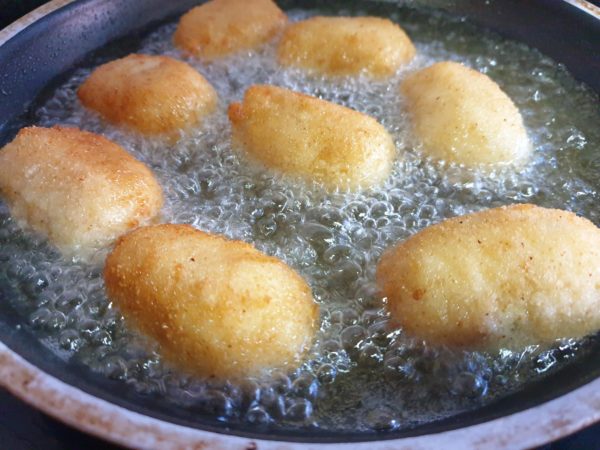 Cuando tengamos todas las croquetas de sepia formadas y rebozadas ponemos una sartén al fuego con abundante aceite de girasol.